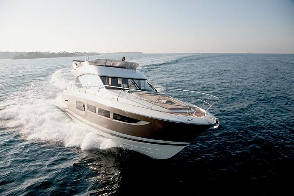 Il Prestige 500 vince il premio come barca a motore dell'anno